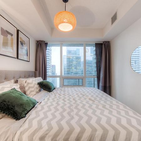 Stylish Newly Furnished Condo With Beautiful Lake View โตรอนโต ภายนอก รูปภาพ