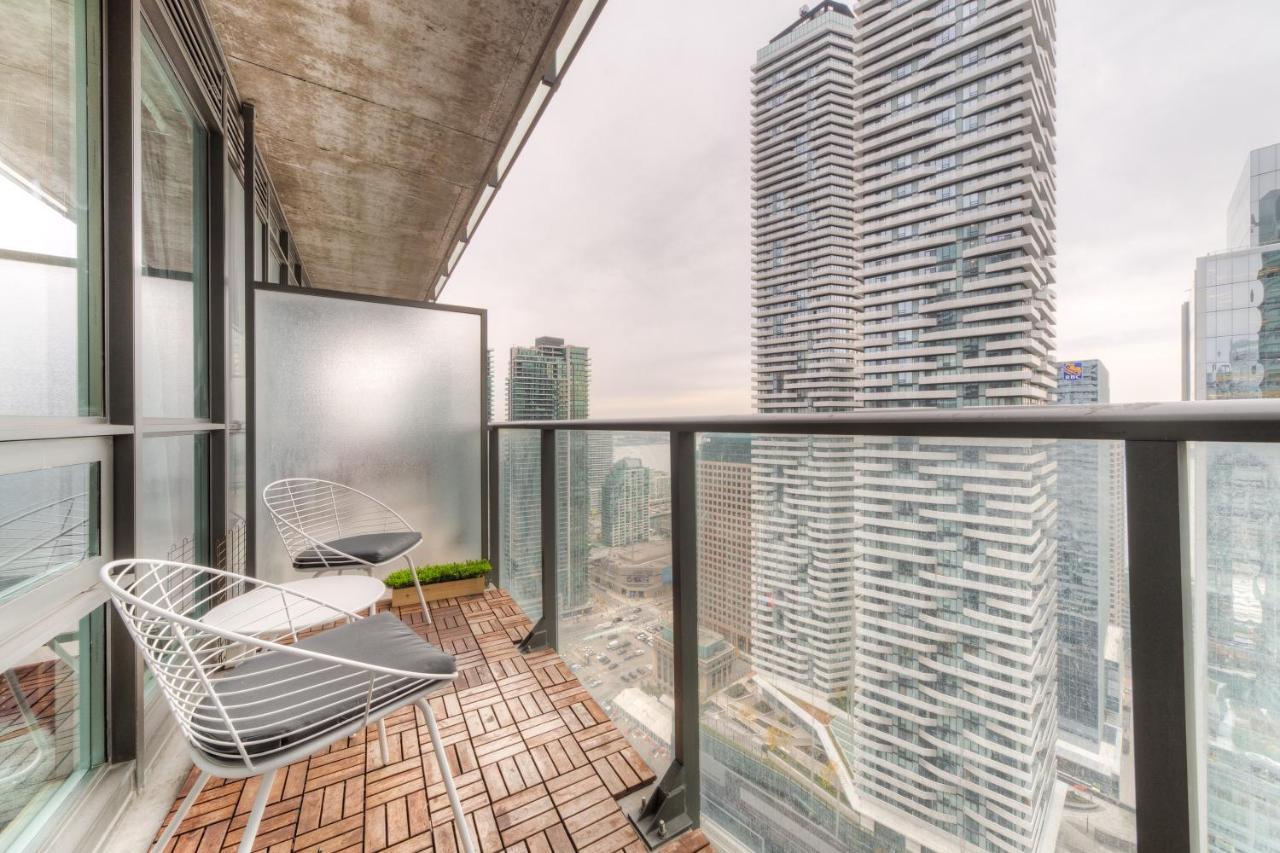 Stylish Newly Furnished Condo With Beautiful Lake View โตรอนโต ภายนอก รูปภาพ