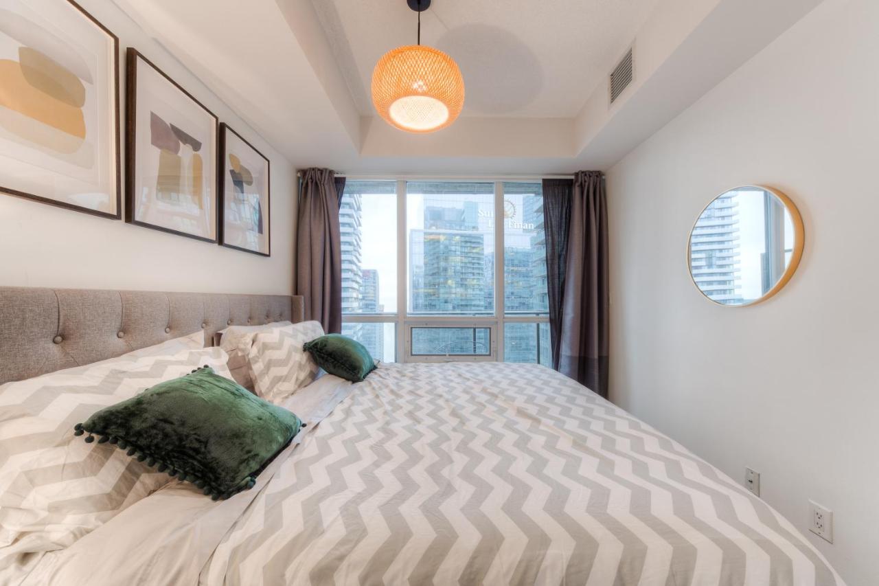 Stylish Newly Furnished Condo With Beautiful Lake View โตรอนโต ภายนอก รูปภาพ