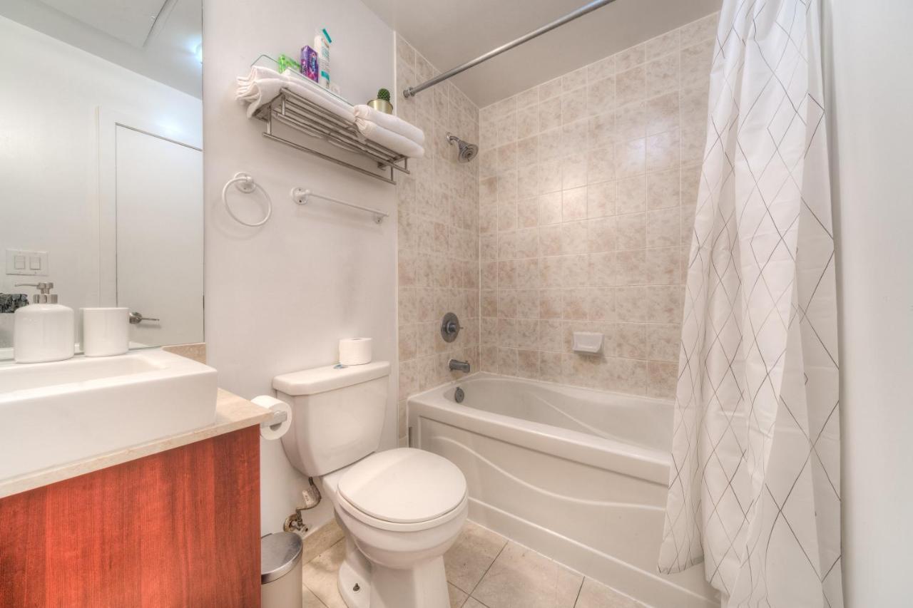 Stylish Newly Furnished Condo With Beautiful Lake View โตรอนโต ภายนอก รูปภาพ
