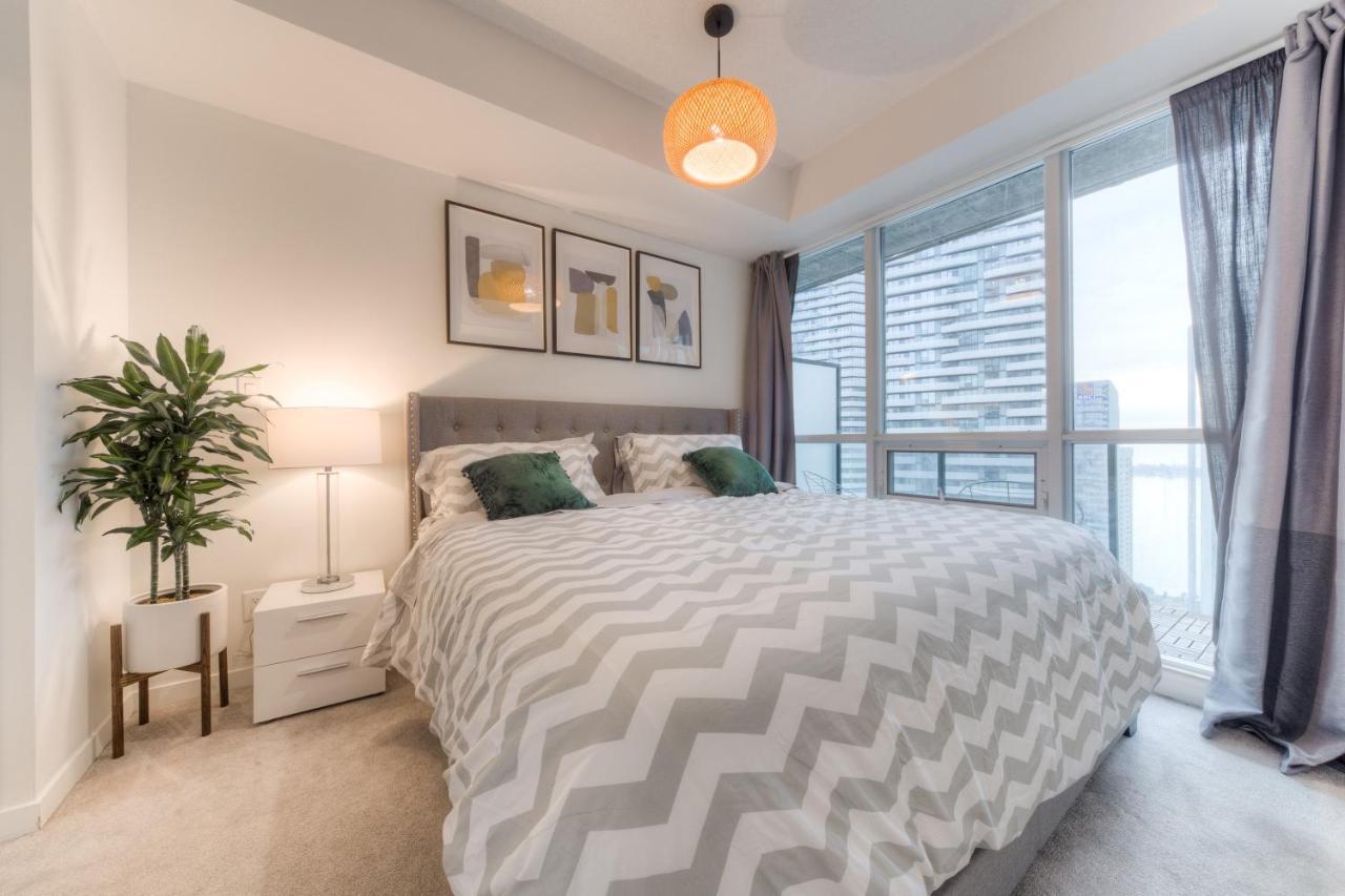 Stylish Newly Furnished Condo With Beautiful Lake View โตรอนโต ภายนอก รูปภาพ