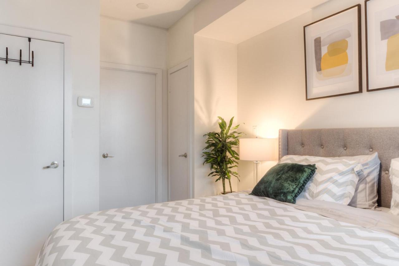 Stylish Newly Furnished Condo With Beautiful Lake View โตรอนโต ภายนอก รูปภาพ