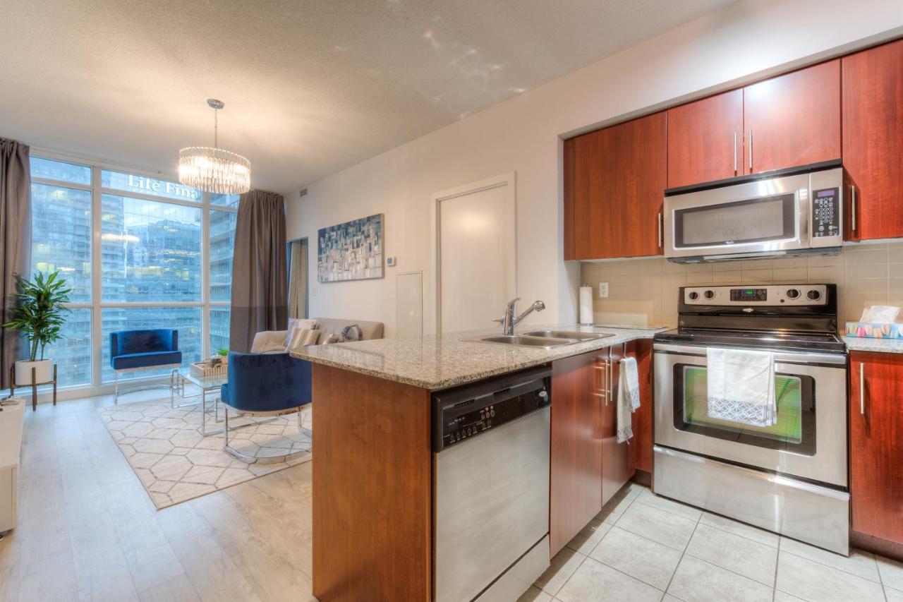 Stylish Newly Furnished Condo With Beautiful Lake View โตรอนโต ภายนอก รูปภาพ