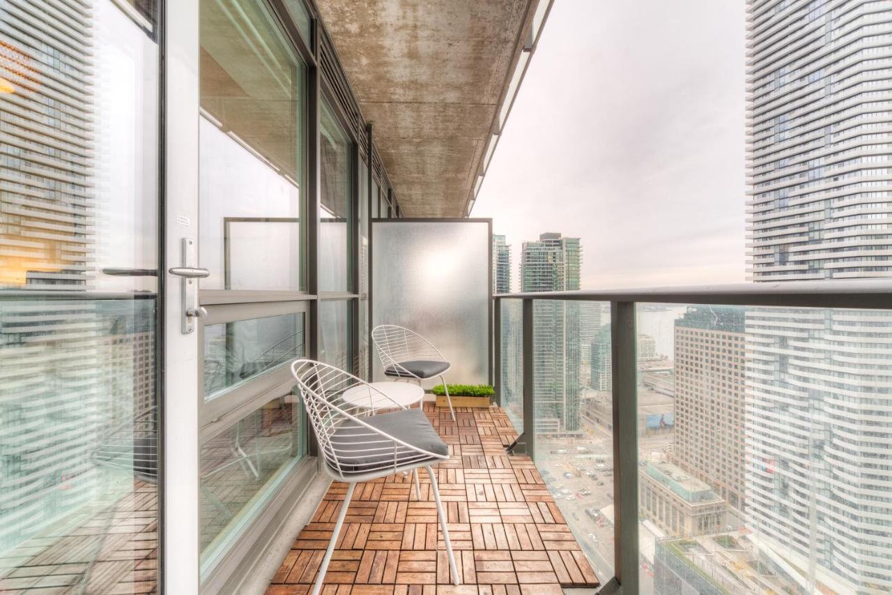 Stylish Newly Furnished Condo With Beautiful Lake View โตรอนโต ภายนอก รูปภาพ