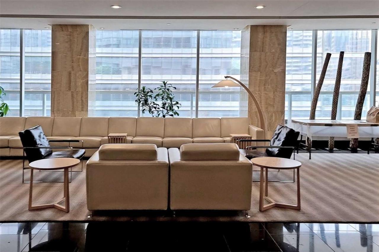 Stylish Newly Furnished Condo With Beautiful Lake View โตรอนโต ภายนอก รูปภาพ