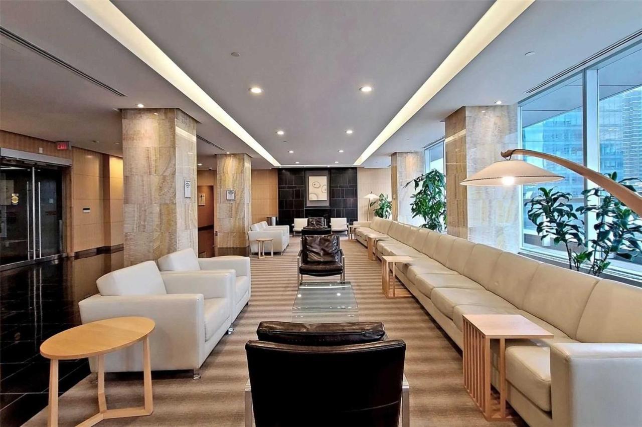 Stylish Newly Furnished Condo With Beautiful Lake View โตรอนโต ภายนอก รูปภาพ